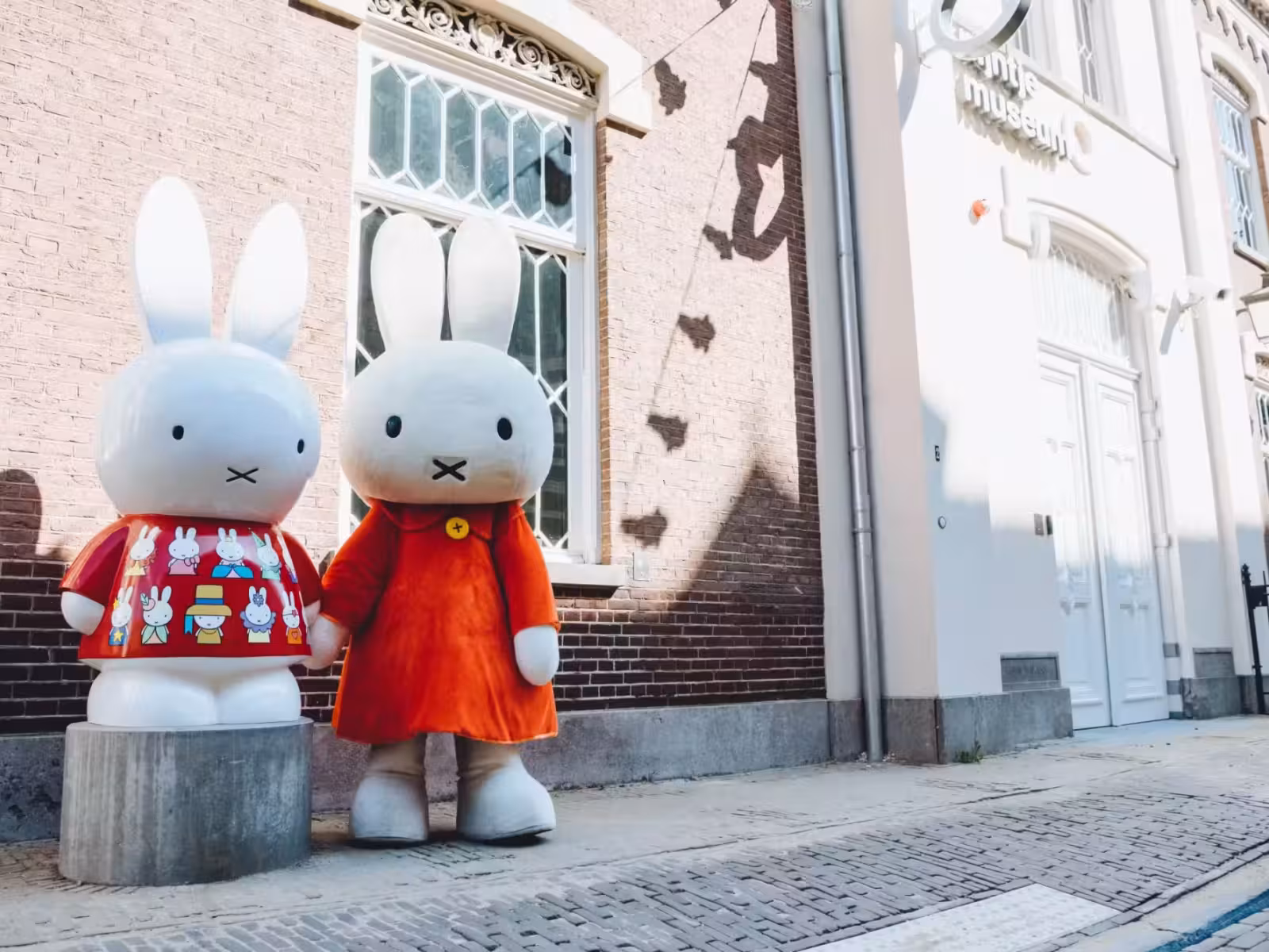 Nijntje-beelden voor de ingang van het nijntje museum in Utrecht