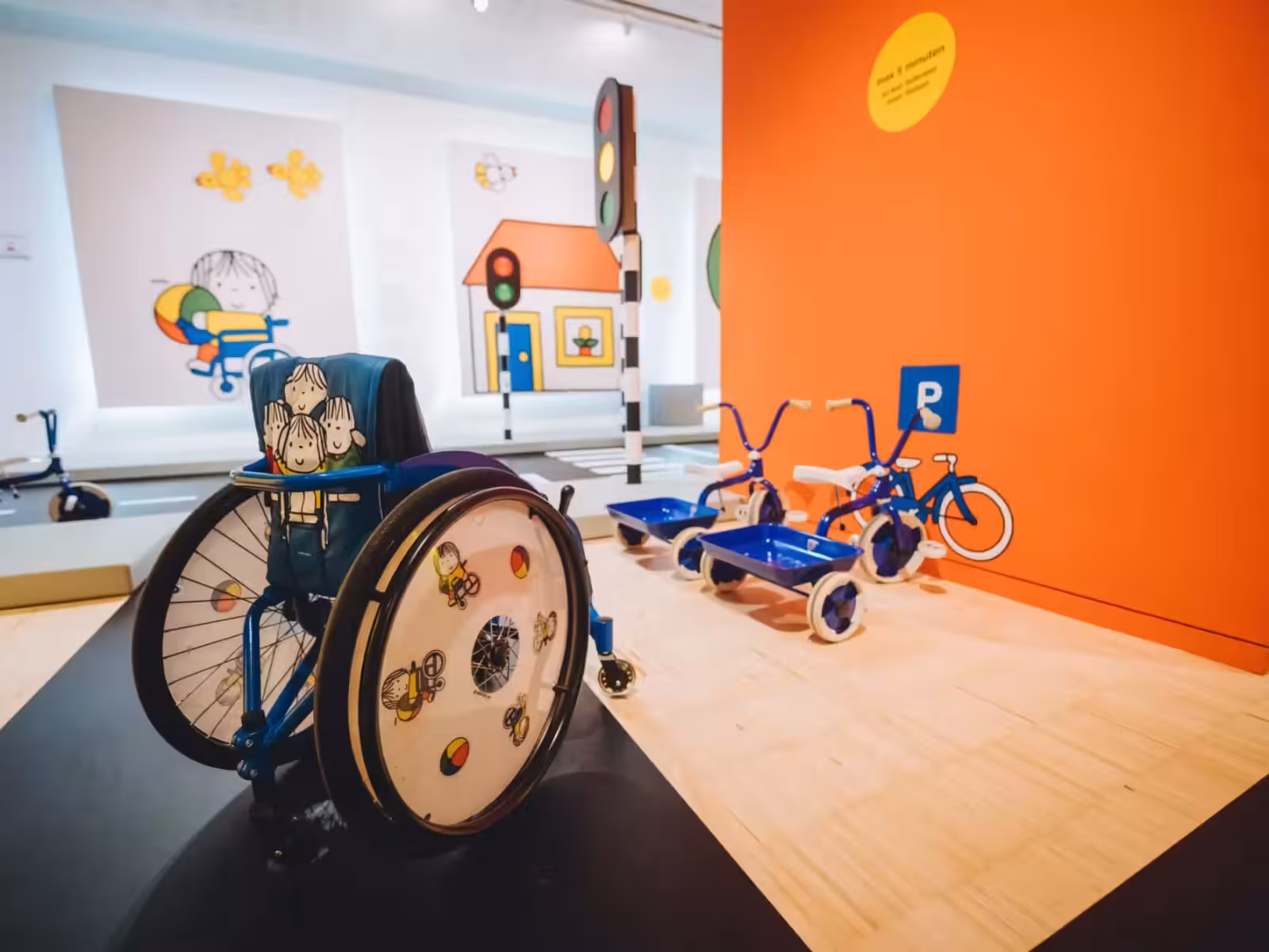 Rolstoel en driewielers in de speelstraat van het nijntje museum