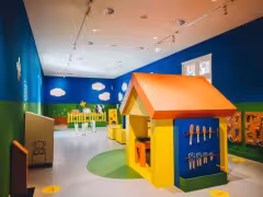 Speelhuisje in de boerderijkamer van het nijntje museum