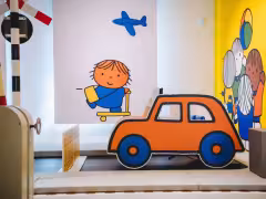 Oranje houten speelauto in het nijntje museum