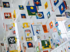 Nijntje-boekjes die aan het plafond hangen